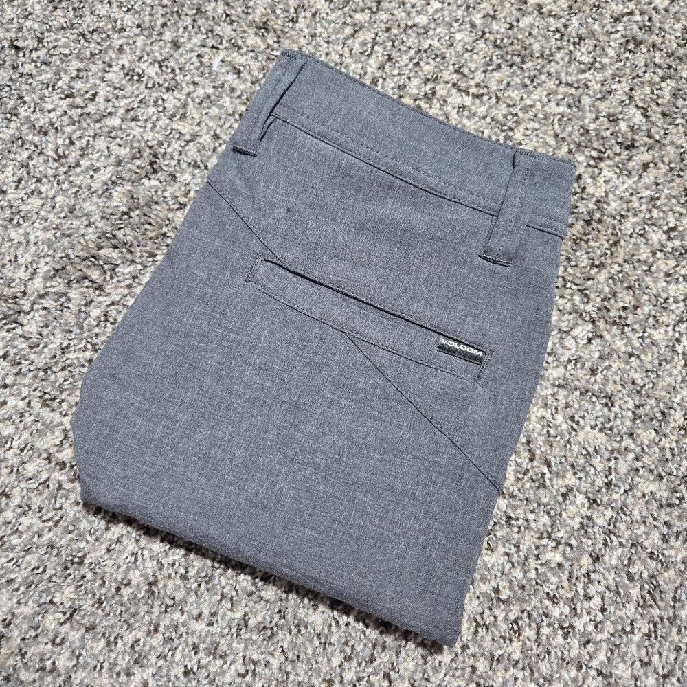 Volcom Modern Fit Men's Gray Shorts Size 29 Surf Skate 10" Inseam